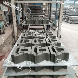 �������u