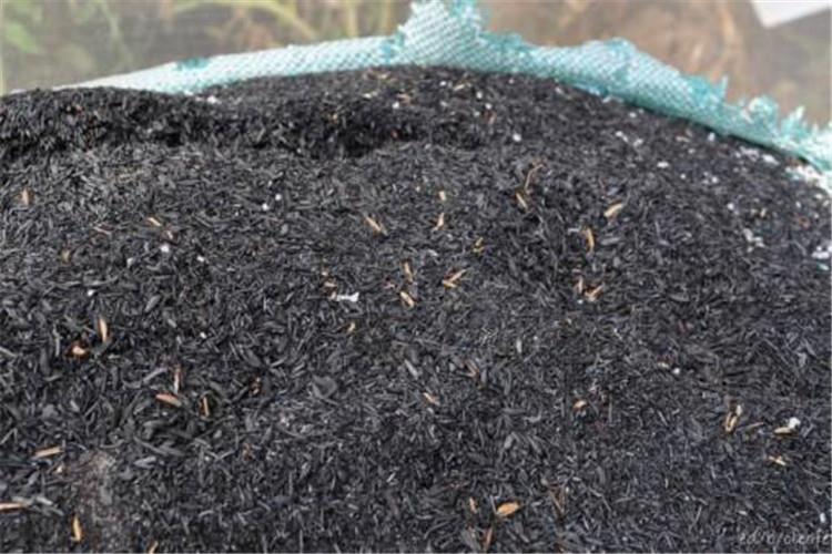 稻殼的燃燒能產(chǎn)生約為3900千卡/公斤的熱量和13一15%的稻殼灰，按250萬噸計可得到35萬萬左右的稻殼灰。