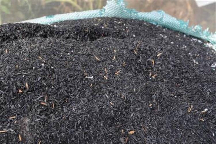 碳化稻殼廠家講述在冶金和鑄造上，使用碳化稻殼覆蓋鋼水或鐵水的表面，能減少鋼水或鐵水的輻射、對流、傳導的熱損失