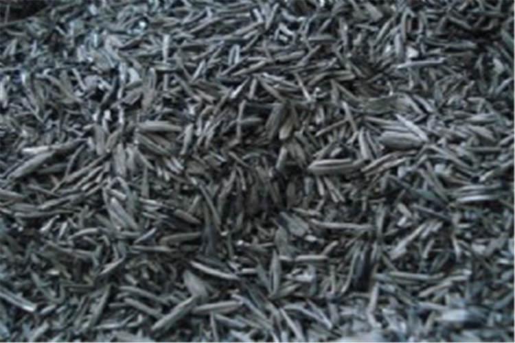 在土壤當(dāng)中加入碳化稻殼，不僅可以起到增強(qiáng)養(yǎng)分，促進(jìn)植株健康生長的作用，而且還可以讓土壤變得更加的疏松透氣