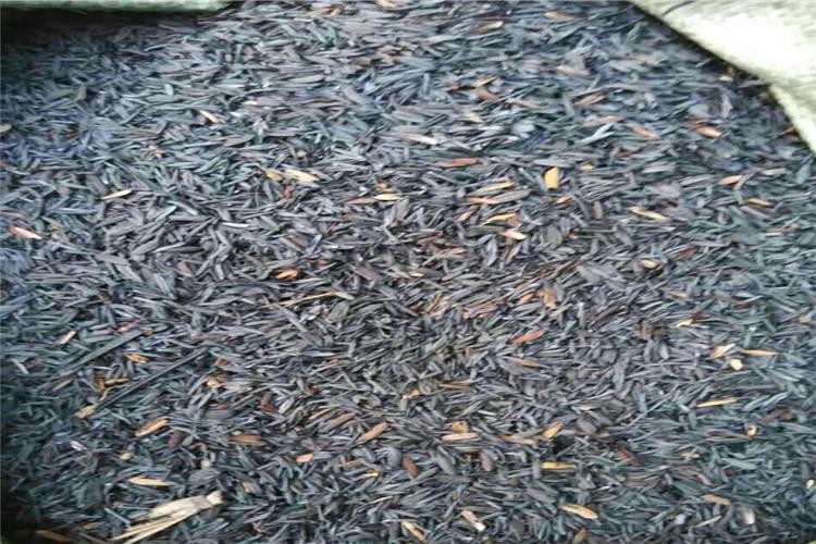 以把碳化稻殼撒在圈，然后再打掃一下，不僅可以吸走潮氣，以及降低氨氣味道，而且可以殺菌消毒，以及促進牲畜的食欲，減少牲畜的出欄時間