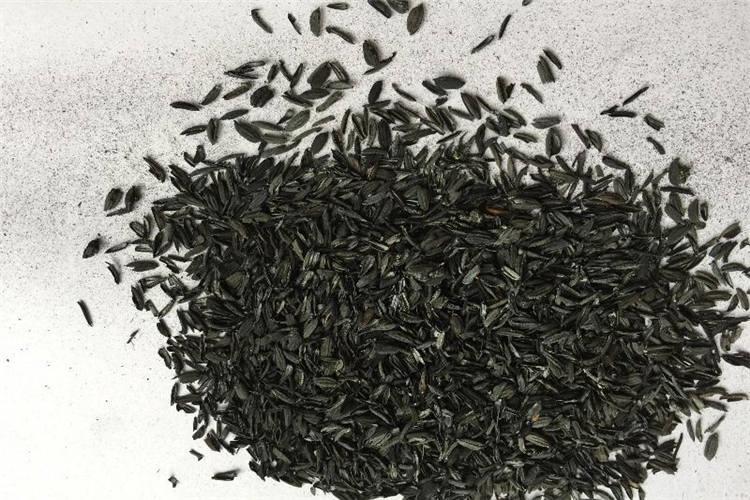 稻殼灰是利用稻殼燃料燃燒或氣化過(guò)程所產(chǎn)生的一種廢渣，你可別小看這個(gè)廢渣，它的作用刻不容緩小覷